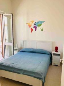 1 dormitorio con 1 cama con mapa en la pared en Casa Gigé en Ustica