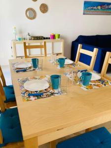 une table en bois avec des assiettes et des verres dans l'établissement Casa Gigé, à Ustica