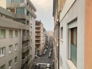 - une vue sur une rue de la ville depuis un immeuble dans l'établissement La casa di Giacomo con parcheggio, à Trieste