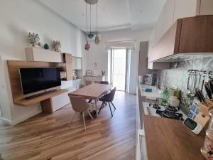 A kitchen or kitchenette at Claudia's Home