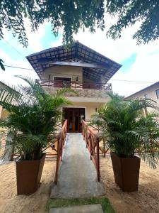 ein Gebäude mit einem Gehweg, der zur Eingangstür führt in der Unterkunft Chale Ouro Verde - Serra de Guaramiranga in Baturité