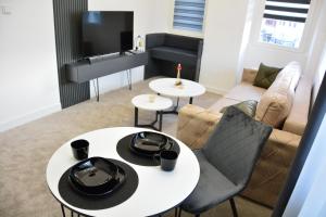 sala de estar con 2 mesas y sofá en Magnolija Apartments, en Bitola