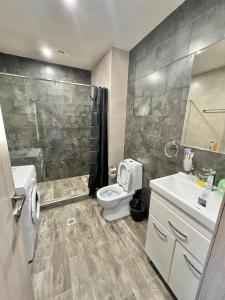 Ένα μπάνιο στο Toon Kechi with balcony