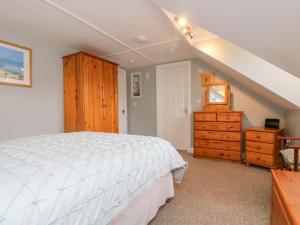 ポースカーノにあるThe Watchのベッドルーム(白いベッド1台、木製ドレッサー付)