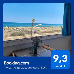 una camera con finestra affacciata sulla spiaggia di T3 avec magnifique vue mer a Le Barcarès