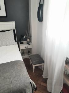 1 dormitorio con cama, banco y ventana en Las Cañitas en Buenos Aires