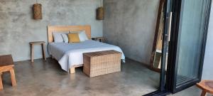 Tamanique的住宿－One of a kind countryside home，一间卧室配有一张床、一张桌子和一面镜子