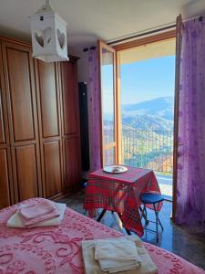 Výhľad na hory alebo výhľad na hory priamo z of the bed and breakfast