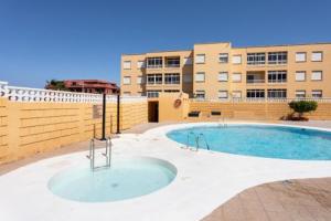 Bazén v ubytování Fantástico piso con piscina y balcón en el Medano nebo v jeho okolí