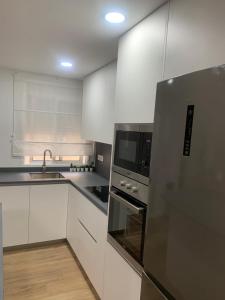 Kuchyň nebo kuchyňský kout v ubytování Fantástico piso con piscina y balcón en el Medano