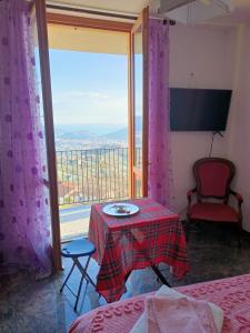Televízia a/alebo spoločenská miestnosť v ubytovaní B&B VILLA CATERINA + 25 fotografií