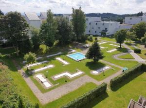 une vue aérienne d'un parc avec piscine dans l'établissement Ferienapartment TESLA im Wellnesshotel - Bayerischer Wald, à Sankt Englmar