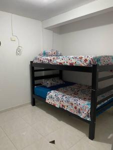 a room with two bunk beds in a room at Apartamento familiar Obdulio in Villavicencio