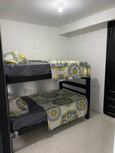 two bunk beds in a small room withthritisthritisthritisthritisthritisthritisthritisthritis at Apartamento familiar Obdulio in Villavicencio
