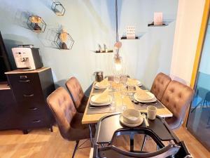 a dining room with a table and leather chairs at Familienfreundliches Ferienhaus in 5 min zum Strand mit Terrasse und kostenlosem Parkplatz in Cuxhaven