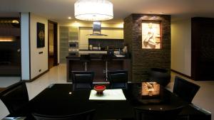 Η κουζίνα ή μικρή κουζίνα στο Karon Suite Apartment