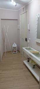 A bathroom at Tindaro Home