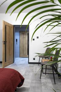 1 dormitorio con mesa y planta en Apartament Black Loft, en Nysa