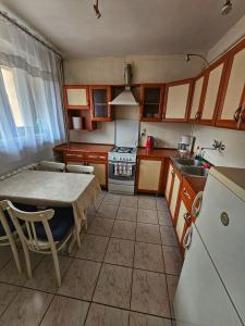 małą kuchnię ze stołem i zlewem w obiekcie Przytulne mieszkanie/Cosy flat Chorzów w mieście Chorzów