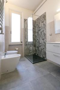 uma casa de banho com um chuveiro, uma banheira e um lavatório. em Rooms in Chiassetto em Pisa