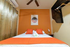 um quarto com uma cama com paredes cor de laranja em El Cocobolo Food&Rest Room 7 Bed and Breakfast WiFi AC Pkg gratis 