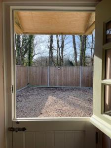 Beech Cottage في Bodiam: نافذة في منزل مع سياج