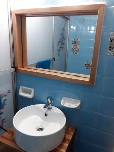 La salle de bains est pourvue d'un lavabo blanc et d'un miroir. dans l'établissement Departamento Congreso, à Buenos Aires