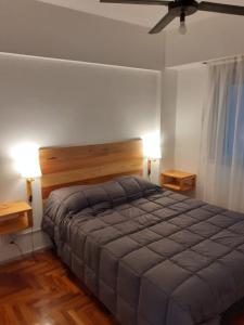 - une chambre avec un grand lit et deux lampes dans l'établissement Departamento Congreso, à Buenos Aires