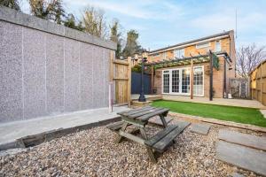 a backyard with a picnic table and a building at Hogwarts Hideaway Themed Property in Garston