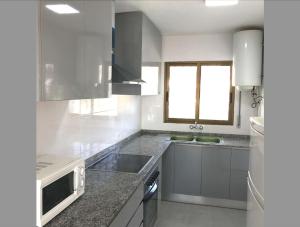 Kuchyň nebo kuchyňský kout v ubytování Turyva Tarongers 1 - Modern 1-Bedroom Apartment Near the Beach, Costa del Azahar