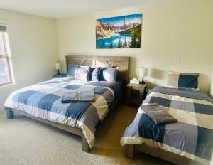 Postel nebo postele na pokoji v ubytování Perfect base Invermere 3bd townhouse mt views with garage