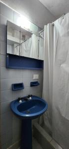 y baño con lavabo azul y ducha. en San Bernardo a la vuelta del mar en San Bernardo