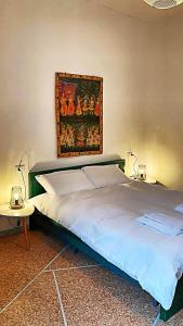 um quarto com uma cama com uma fotografia na parede em Rooms in Chiassetto em Pisa