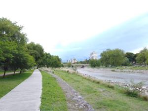 un camino en un parque junto a un río en Depto gorriti en San Salvador de Jujuy