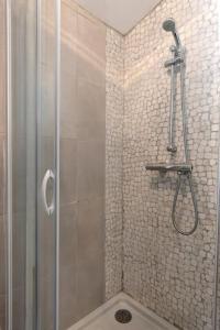 baño con ducha y puerta de cristal en MAISON CHATEAU D'OLERON en Le Château-dʼOléron