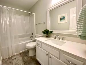 Koupelna v ubytování Cozy three bedroom house with fireplace