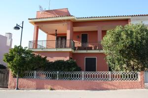 イーゾラ・ロッサにあるDimore Dell'Isola Rossaの赤い家
