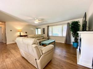 Posezení v ubytování Cozy three bedroom house with fireplace