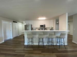 Η κουζίνα ή μικρή κουζίνα στο Updated Rancher near shopping & restaurants