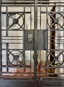une porte métallique à deux roues sur elle dans l'établissement Hotel Boutique Casa Degollado, à Colima