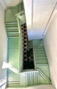 escalera de caracol con ventana en un edificio en Hotel Boutique Casa Degollado, en Colima