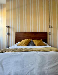 - un lit avec 2 oreillers dans une chambre dans l'établissement Hotel Boutique Casa Degollado, à Colima