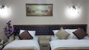 Postel nebo postele na pokoji v ubytování BeyazitHan Suites Old City