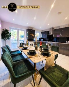 een keuken en eetkamer met een tafel en stoelen bij Large 5 BRH for Contractors,Families and Business free parking in Birmingham