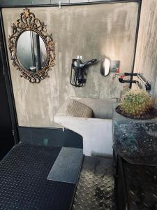y baño con lavabo y espejo. en Stylish Penthouse Apartment, en Río de Janeiro