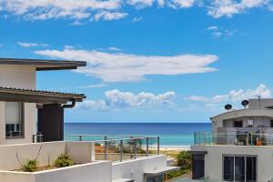 uma vista para a praia a partir da varanda de uma casa em Coastal Souls North Kirra Beach em Gold Coast