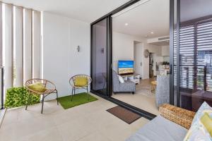 uma sala de estar com vista para uma sala de estar em Coastal Souls North Kirra Beach em Gold Coast