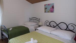 sypialnia z 2 łóżkami i krzyżem na łóżku w obiekcie Apartment Varoš w Splicie