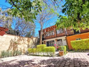an exterior view of a house with trees at Estancia Flores1 in Tepoztlán