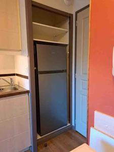 kuchnia z pustą szafą ze szklanymi drzwiami w obiekcie Village pierre et vacances cap Estérel, vue mer et Estérel, classé 3 étoiles w mieście Agay - Saint Raphael +21 zdjęć